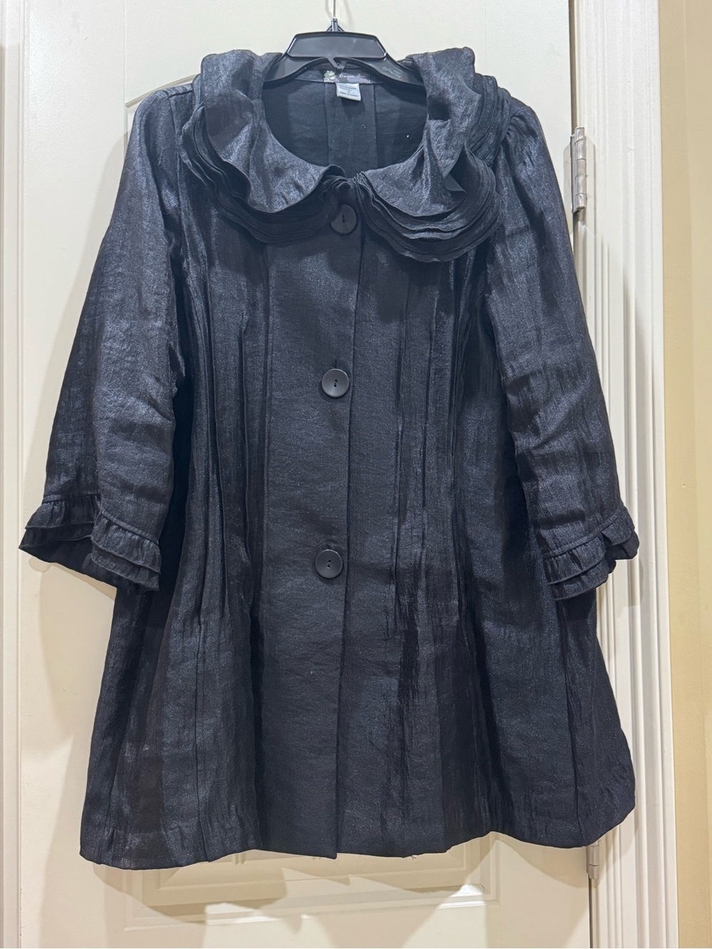 Dames Black Ruffled Collar Coat